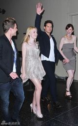 幻灯图集：《月食》影迷见面会 斯图尔特低胸秀美腿