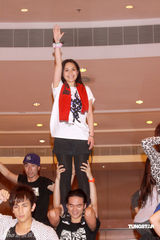 幻灯图集：Twins为个唱彩排 陈伟霆容祖儿探望加油