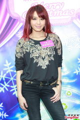 组图：官恩娜圣诞寄情于工作 自夸骑车技术