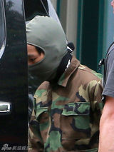 组图:朱莉养子马克多斯迷彩服配散弹枪帅气十足