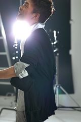 组图：张译儒雅写真展不同侧面 获封“治愈系”艺人