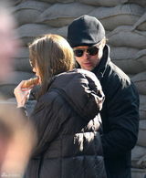 高清图：朱莉现身匈牙利 皮特贴身随行蜜吻秀恩爱