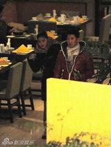 幻灯图：周杰红色棉服分外显眼 约女伴共进浪漫晚餐 