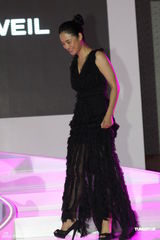 组图：姜文对妻子呵护有加 周韵与男模热聊晾老公