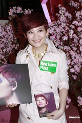 组图：梁静茹签唱会性感迷人 不急造人事业为重 