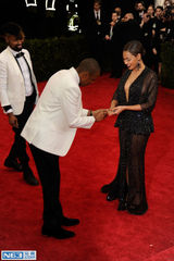 组图：碧昂斯戒指掉落 Jay-Z帮捡帮戴恩爱十足