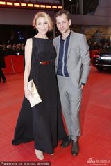 组图：《耶稣受难像》首映 安娜大秀美背显优雅