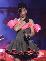 幻灯图：麦莉-塞勒斯和泰勒-洛特纳闪耀儿童选择奖