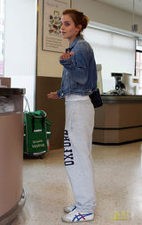 高清组图：“赫敏”艾玛与男友悠闲逛街 买食谱欲展厨艺 