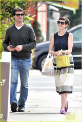 组图：安妮-海瑟薇裙装出行 与朋友谈笑指狗仔