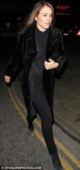 组图：伊丽莎白-赫莉与休-格兰特晚餐谈笑风生