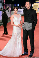 组图：赖琳恩金钟奖红毯拖地长裙美腿若隐若现