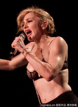 组图：麦当娜上演限制级 边跳边脱蹭猛男