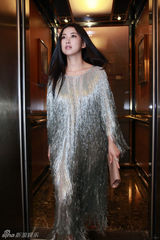 组图：朱珠潮流街拍曝光 俏美知性皆相宜