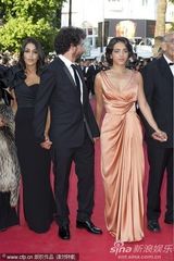 高清组图：《女人之源》首映 吕克-贝松吻娇妻抢镜