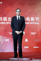 组图：《狮子王》导演罗伯-明可夫亮相呆萌气质