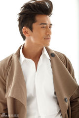 组图：唐文龙发布酷帅写真 化身勇敢冒险王 