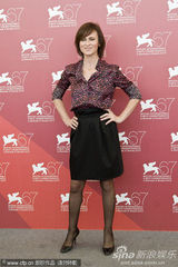 《三》媒体见面会 苏菲-罗艺斯获两男星揽腰护花