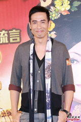 组图：邓萃雯不担心新剧收视 黄德斌横抱伍咏薇