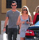 组图：安妮斯顿秀八字奶 携男友游罗马