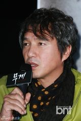 组图：曹在显携手导演全奎焕出席《重量》试映