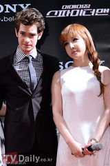 组图：2NE1助阵《超凡蜘蛛侠》韩国红毯秀