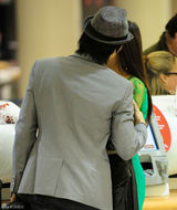 高清图：美剧情侣档妮娜-杜波夫和伊恩现身机场