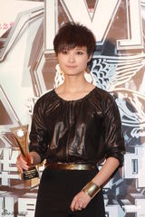 组图：众星亮相华语榜中榜颁奖礼 齐聚后台秀奖杯