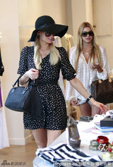 组图：帕里斯-希尔顿潮店扫货毫不惜金