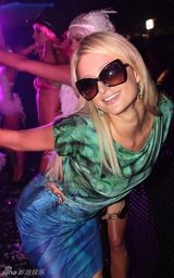 组图：帕丽斯-希尔顿渐变色彩裙亮相 夜店热舞