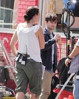 组图：丹尼尔新片片场脸淤青喝冰饮