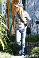 幻灯图：瑞茜-威瑟斯彭恢复单身 休闲装帅气出街