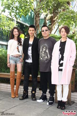 组图：《撒娇女人》见面会 周迅穿大衣倦脸现身