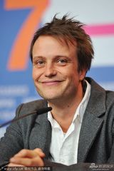 组图：《嫌犯莱拉》发布 导演皮亚中性装亮相