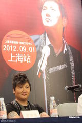 组图：孙楠时隔八年上海再开唱 毛阿敏迪克牛仔助阵