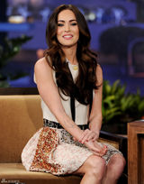 高清图：梅根-福克斯做客脱口秀节目妩媚女人味