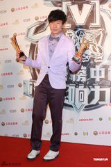 组图：众星亮相华语榜中榜颁奖礼 齐聚后台秀奖杯