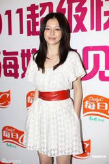 组图：徐若瑄上海代言 白色镂空短裙亮相秀美腿