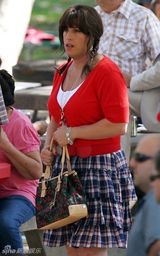 高清图：亚当-桑德勒洛杉矶拍新片 纯爷们变大甜妞