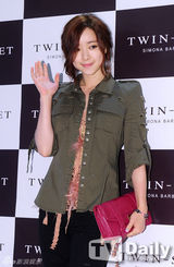 组图：Apink孙娜恩赵允熙等清新出席活动