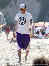 组图：贝克汉姆海滩亲子乐 赤膊亮相晒健硕身材