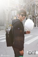 组图：朴施厚中国街拍 举棉花糖展迷人笑容