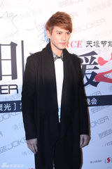 组图：徐正曦黑白精装助力慈善 化身帅气助拍天使