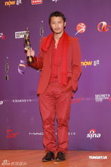 幻灯：香港金像奖后台 谢霆锋举奖杯满脸兴奋