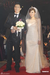 组图：蒋伟文大摆婚宴娶娇妻 翁虹一家三口返台道贺