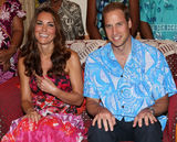 组图：威廉夫妇穿民族装 凯特桃红色裹胸裙风情万种