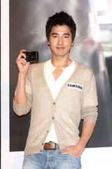 高清组图：赵又廷代言相机 自比“类文青”