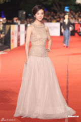 组图：汤唯典雅裙装现身金马奖妆容精致气质优雅