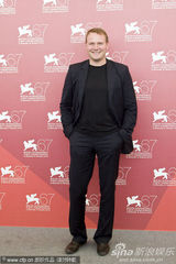 《三》媒体见面会 苏菲-罗艺斯获两男星揽腰护花