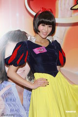 组图：《换乐无穷》宣传 胡杏儿李诗韵扮白雪公主